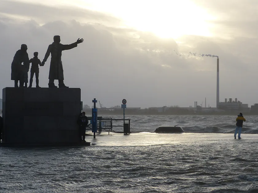 Bremerhaven bei schwerem Sturm an der Seebäderkaje