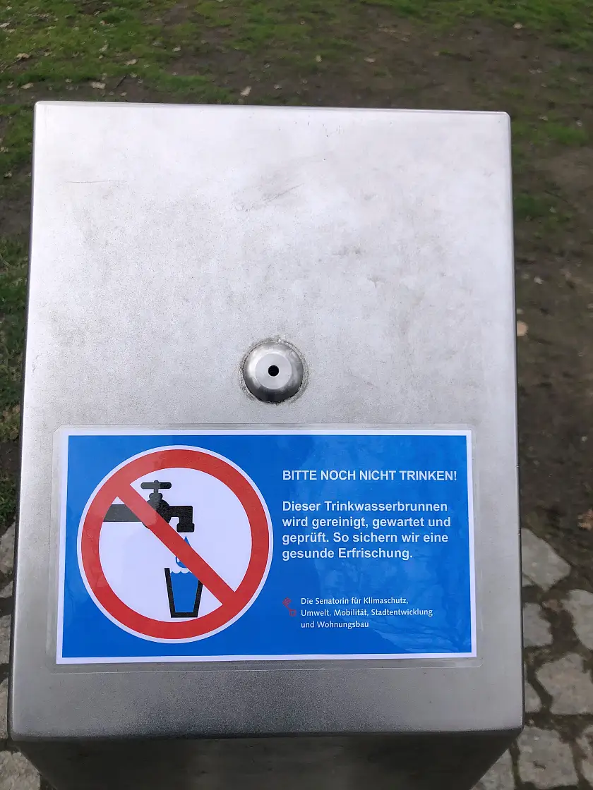 Trinkwasserbrunnen mit Hinweisschild