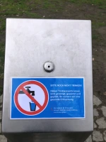 Trinkwasserbrunnen mit Hinweisschild