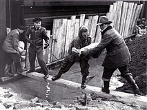 Foto von Hochwasserhelfern im Jahr 1962