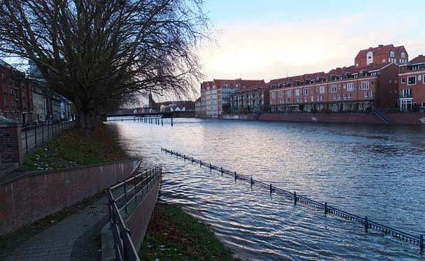 Foto von Unterweser mit Blick zum Teerhof beim Sturmtief Xaver im Jahr 2013