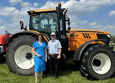 Senatorin Kathrin Moosdorf zusammen mit dem Präsidenten der niedersächsischen Landwirtschaftskammer Gerhard Schwetjes vor schwerem Arbeitsgerät auf dem Grünlandfeldtag.
