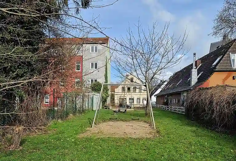 Blick auf einen Spielplatz mit Schaukel