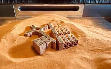 Lasermaterialbearbeitung: 3D-Objekt aus dem Pulverbett unter Einsatz eines blauen Lasers 