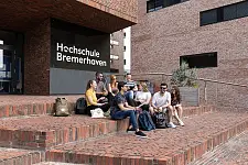 Studierende genießen den modernen Campus der Hochschule Bremerhaven
