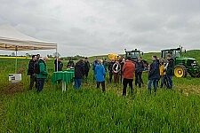 Feldtagbesucher:innen vor den vorgeführten Maschinen 