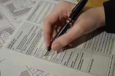 Eine Hand füllt das Formular Vorklärung Altlasten aus