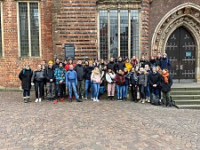 Auf dem Bild sehen Sie Schülerinnen und Schüler der Seminargruppe in Bremen. 