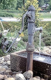Ein Brunnen, mit dem Wasser gepumpt wird