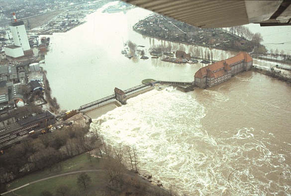 Foto: Weserwehr, Hochwasserlage 1981