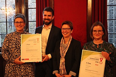 Wissenschaftssenatorin Dr. Claudia Schilling hat bei einer Feierstunde im Rathaus Dr. Linya Coers und Dr. Christian Staden sowie Dr. Solveig Lena Hansen die Auszeichnungen überreicht.