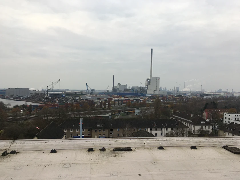 Foto mit Blick vom Messort auf den Industriehafen Bremen