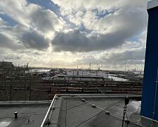 Foto zeigt den Blick vom Messort auf dem Dach des Gebäudes in Richtung Industriehafen. Im Vordergrund sind die Gleisanlagen der Hafeneisenbahn zu sehen.