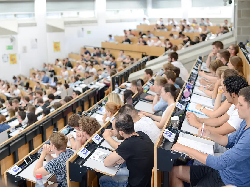 Studierende in einem Hörsaal der Universität Bremen.
