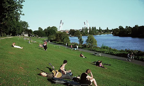 Die Bremer Osterdeichswiesen im Sommer mit Blick auf das Weserstadion.