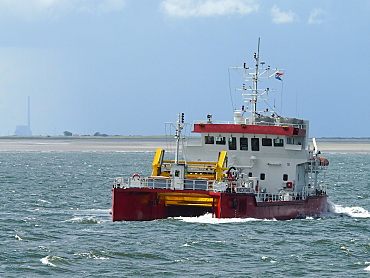 Ein Spezialschiff auf der Weser bei einem Übungseinsatz. 