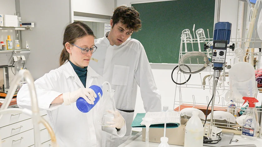 Junge Wissenschaftlerinnen im Chemie-Labor