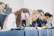 Studierende im Hörsaal der Hochschule Bremen