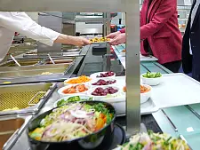 In der Hochschulgastronomie wird großen Wert auf Lebensmittelsicherheit, Nachhaltigkeit und Regionalbezug gelegt. 