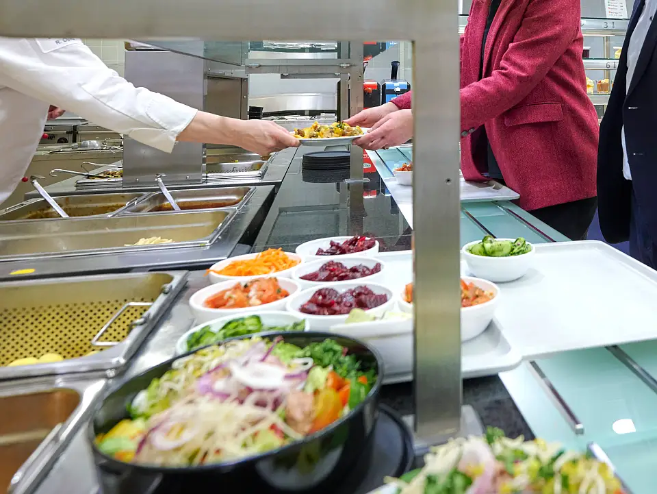 In der Hochschulgastronomie wird großen Wert auf Lebensmittelsicherheit, Nachhaltigkeit und Regionalbezug gelegt. 