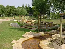 Tolle Spielflächen im Wassergarten