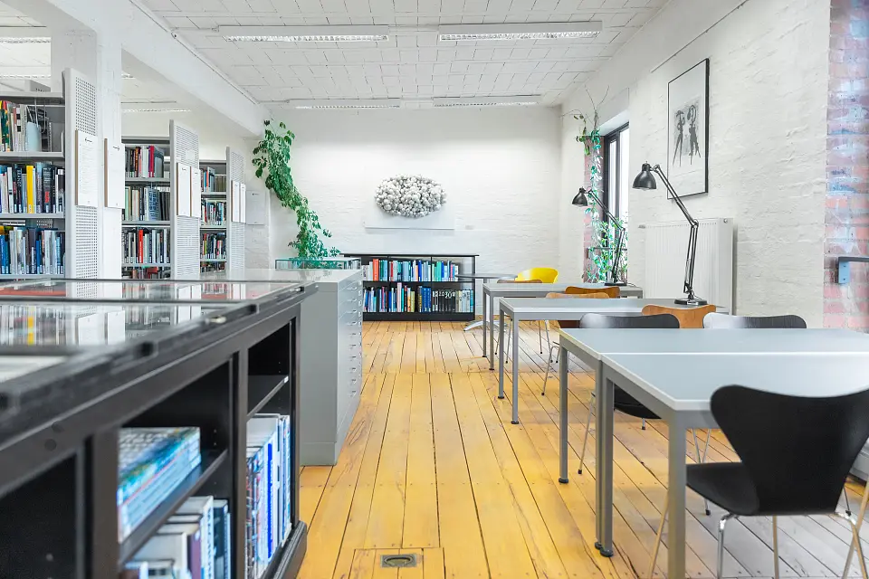 Bibliotheken, wie hier im Teilbereich Kunst, bieten attraktive Lernräume.