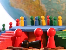 Symbolbild globaler Unterschiede und Diskriminierung