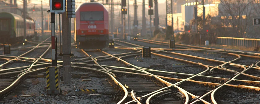 Ein Zug auf Schienen