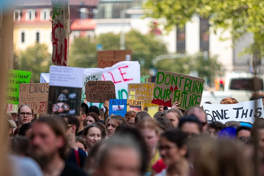 Dynamiken politischer Konflikte und Polarisierungen, wie Protestbewegungen, werden analysiert.