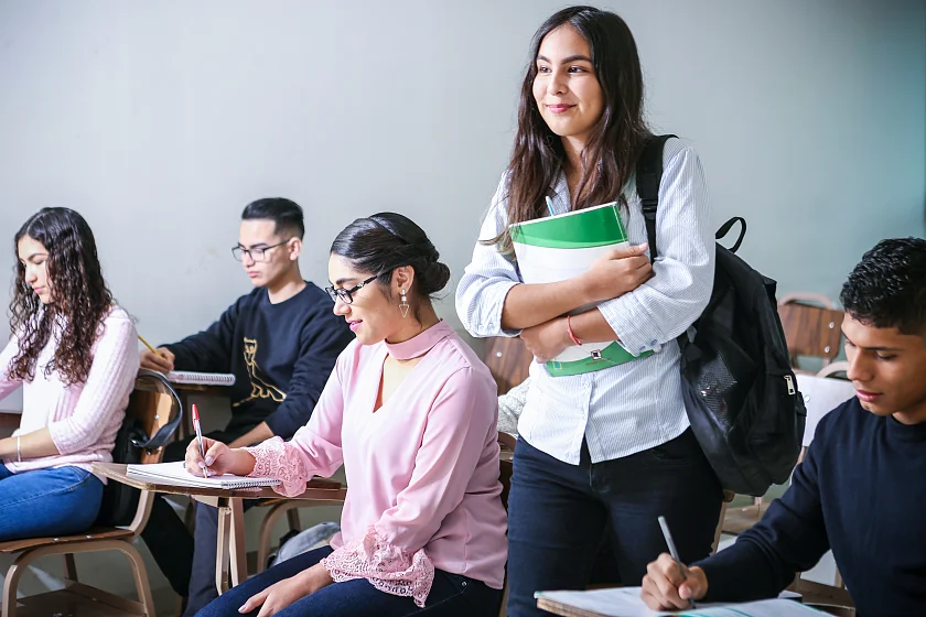 Eine Lehramtsstudentin läuft durch einen Seminarraum