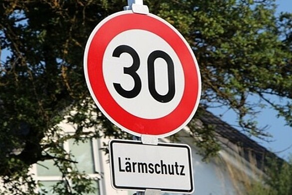 Das Foto zeigt ein Tempo 30 Schild aus Lärmschutzgründen