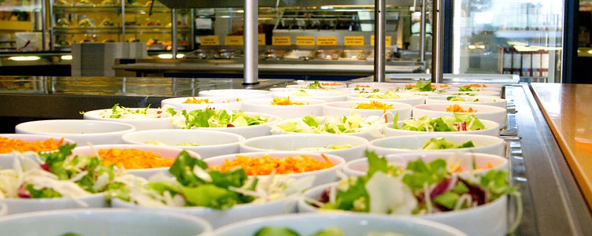 Salate in einer Mensa