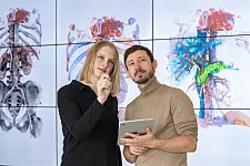 Ein Deep-Learning-Ansatz ermöglicht den automatischen Vergleich von CT-Bildern im Rahmen der Krebsbehandlung – so können selbst kleine Veränderungen an Lungentumoren schneller und präziser erkannt und lokalisiert werden.