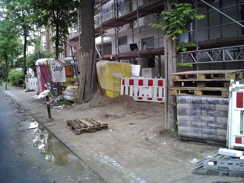 Mangelhafter Baumschutz bei einer Baustelle