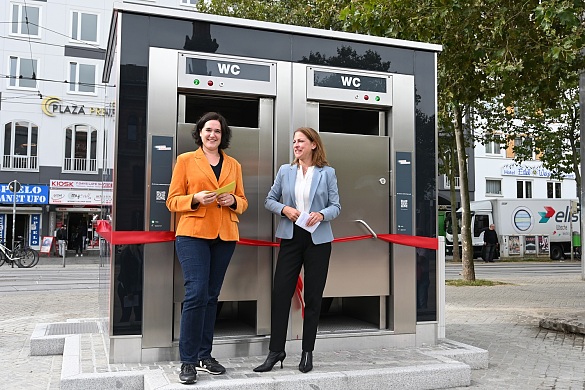 Senatorin Moosdorf eröffnet die Toilettenanlage auf dem Bahnhofsvorplatz
