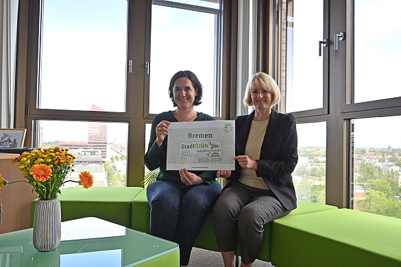 Die Senatorin für Umwelt, Klima und Wissenschaft, Kathrin Moosdorf und die 1. Geschäftsführerin der Umweltbetriebe Bremen, Viola Hellwag, freuen sich über die Auszeichnung „Stadtgrün naturnah“ in Silber.