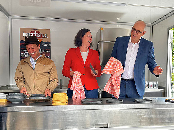 Bürgermeister und Kultursenator Andreas Bovenschulte (re.) und Umweltsenatorin Kathrin Moosdorf weihten das erste Bremer Spülmobil ein und ließ sich von Manuel Jänig (li.) das Kreislaufsystem erklären. Foto: Senatspressestelle