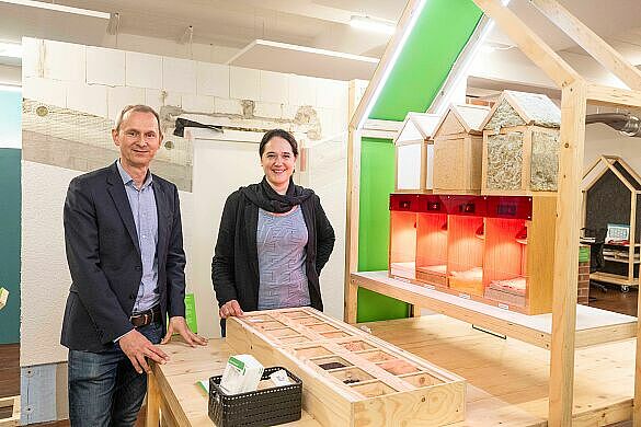 Senatorin Kathrin Moosdorf und der Geschäftsführer von energiekonsens Martin Grocholl besuchen die neue Ausstellung in den neuen Räumlichkeiten des Klima Bau Zentrums in der Knochenhauer Straße. Fotocredit: Karsten Klama / energiekonsen