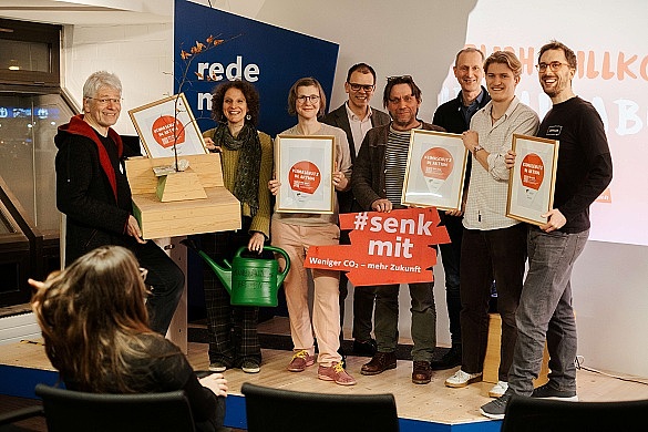 Im Zeichen des Klimaschutzes: Staatsrat Jan Fries und Energiekonsens-Geschäftsführer Martin Grocholl überreichen die Auszeichnung „Senkmal“ an vier Bremer Projekte (v.l.n.r.): Klaus-Peter Land und Sandra Conrad-Juhls (Wanderbaumallee), Bettina Rabe (Klimazone Findorff), Staatsrat Jan Fries (Senatorin für Umwelt, Klima und Wissenschaft), Michael Hinrichs (Fixit), Marin Grocholl (Energiekonsens), Magnus Hackmann (Fixit) und Fabian Oestreicher (Leihklub Bremen). 