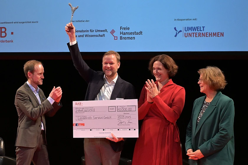Freuten sich über die Verleihung des Bremer Umweltpreises 2025 (v.l.): Ralf Stapp (Vorsitzender der Geschäftsführung der BAB - die Förderbank für Bremen und Bremerhaven), Christophe Lenderoth (Geschäftsführer der Lenderoth Service GmbH), Kathrin Moosdorf (Senatorin für Umwelt, Klima und Wissenschaft) und Maike Frese (Staatsrätin bei der Senatorin für Wirtschaft, Häfen und Transformation). 