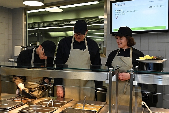 Senatorin Kathrin Moosdorf und Bürgermeister Andreas Bovenschulte unterstützen bei der Essensausgabe in der neuen Mensa am Domshof.