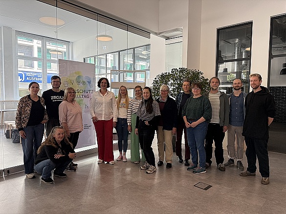 Senatorin Kathrin Moosdorf gemeinsam mit Aktiven der 13 ausgewählten Projekte zur zweiten Förderperiode des Landesförderprogramms 