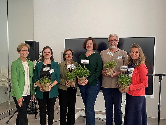 Dr. Margareta Büning-Fesel (Präsidentin der Bundesanstalt für Landwirtschaft und Ernährung, links) hat Kräuterpflanzen als Symbol für die Bundesförderung an die Beteiligten der Modellregion und an Senatorin Kathrin Moosdorf (vierte v.l.) übergeben.