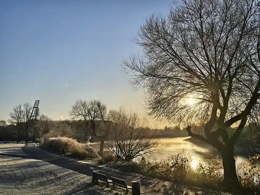 Blick auf das Weserstadion und die Weser vom Osterdeich aus. Winterlandschaft mit B&auml;umen