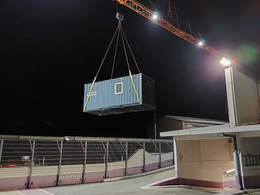 Die Taubenhäuser wurden in den frühen Morgenstunden per Kran angeliefert.