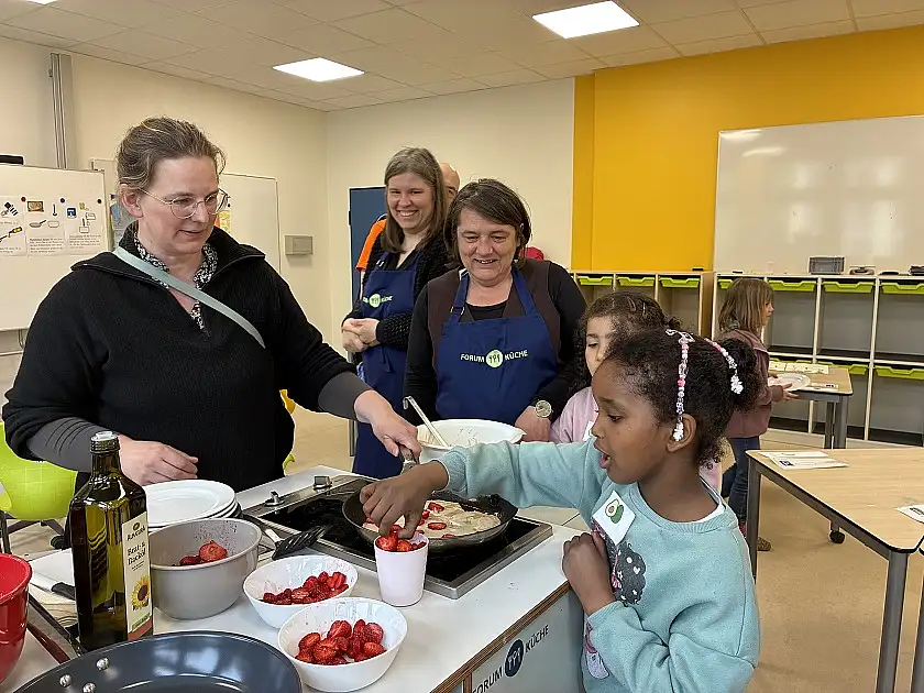Senatorin Henrike Müller mit Kindern beim Kochen