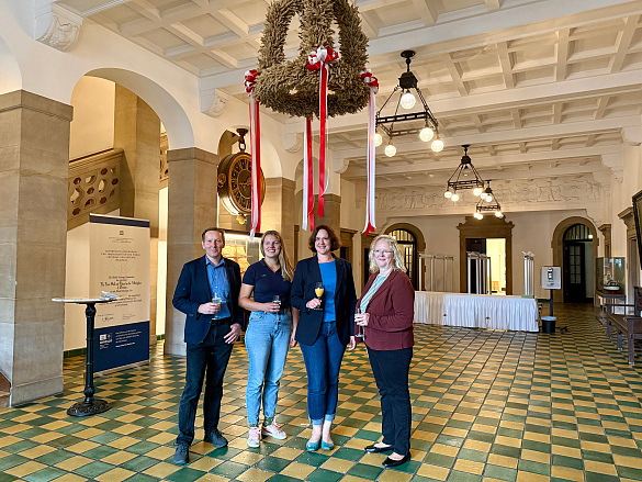 Kathrin Moosdorf nimmt Erntekrone für das Land Bremen entgegen