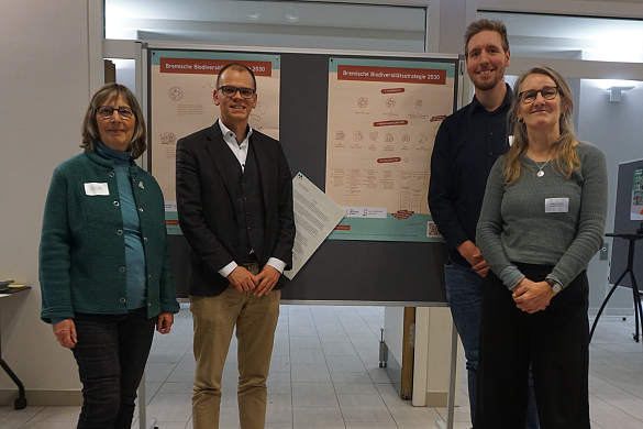 Wollen künftig noch enger kooperieren (von links): Christine Cramm vom BUND Landesverband Bremen, Jan Fries, Staatsrat bei der Senatorin für Umwelt, Klima und Wissenschaft, Christoph Röttgers vom NABU Landesverband Bremen und Sabine Schweitzer, Leiterin der Koordinierungsstelle Umwelt Bildung Bremen. Ebenfalls Teil des Bündnisses ist die GEWOBA, vertreten durch Folker Kruse (nicht im Bild).