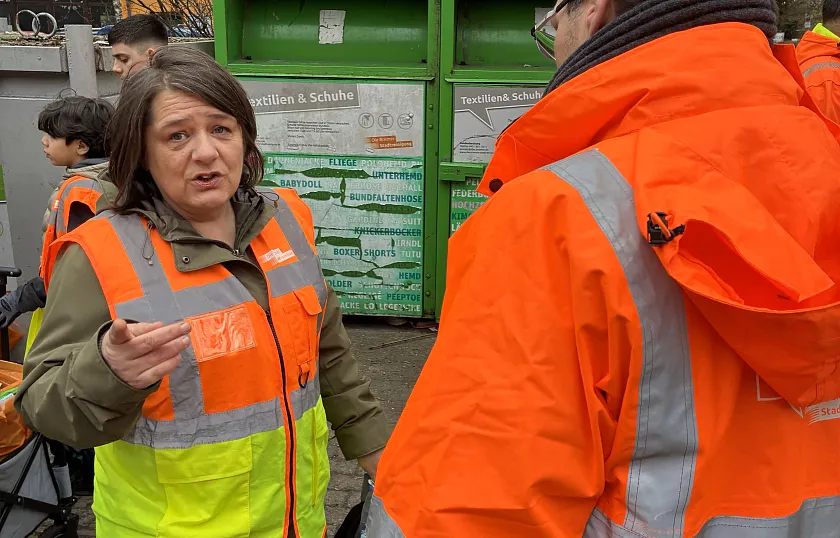 Senatorin Henrike Müller bei einer Müllsammelaktion der Bremer Stadtreinigung