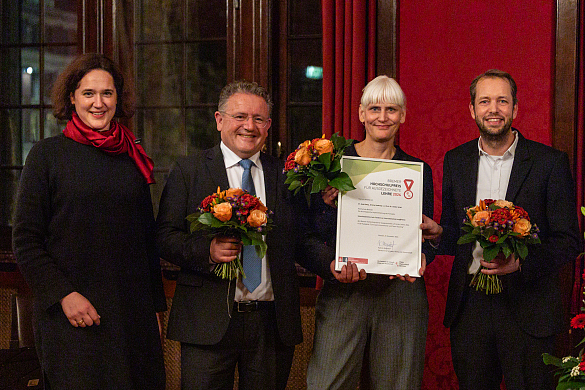 Die Senatorin für Umwelt, Klima und Wissenschaft, Kathrin Moosdorf (l.), verlieh am Dienstag, 5. November 2024, den Bremer Hochschulpreis an drei Lehrende der Bremer Hochschule. Jeremy Hookway, Dr. Anja Kamp und Prof. Dr. Stefan Veltel (v. l.) setzten sich mit ihrem Projekt “Interdisziplinäres Lehr-Tandem zur Internationalisierung@Home” gegen zwölf Mitbewerber durch.